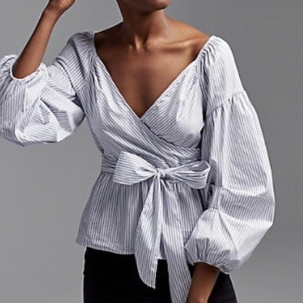 NWT Express White & Navy Blue Striped V-Neck Top with Puff Sleeves in Size Large